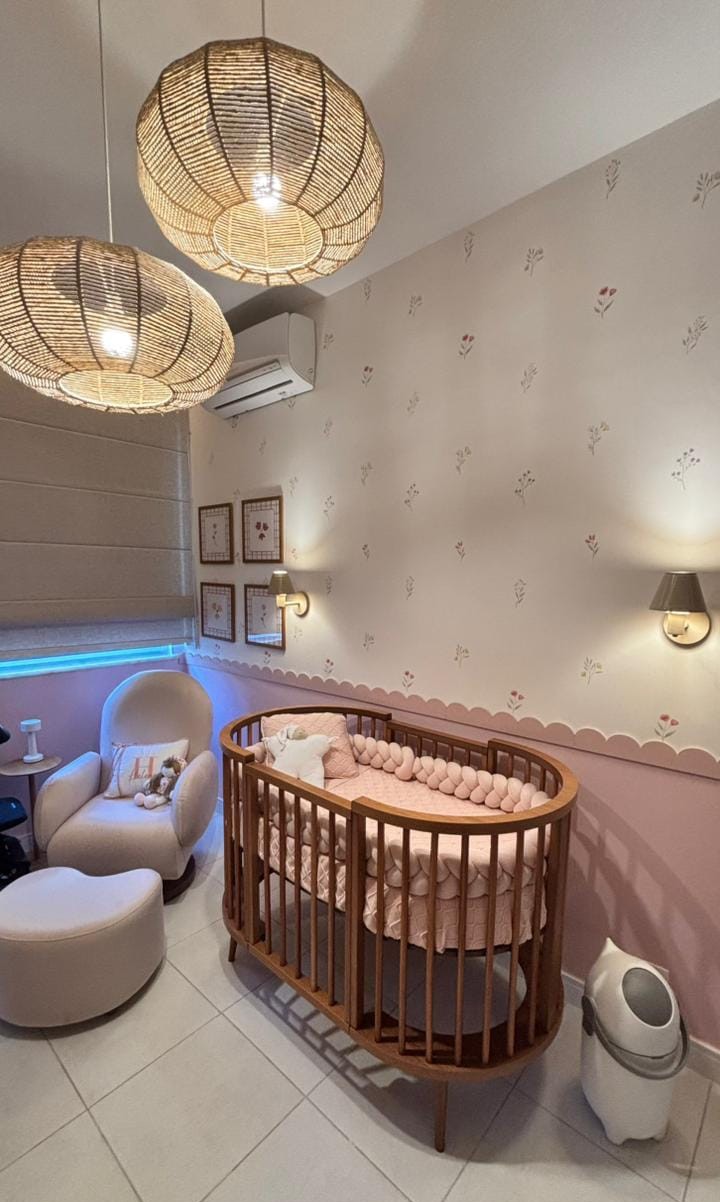 Quarto de bebê com iluminação decorativa instalada