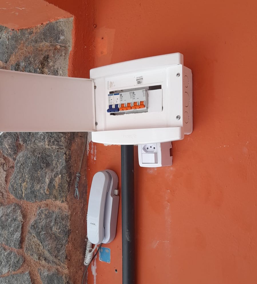 Quadro de disjuntores e interfone instalados